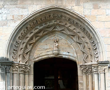 Portada del templo g&oacute;tico de Santa Mar&iacute;a del Puerto de Santo&ntilde;a. Cantabria