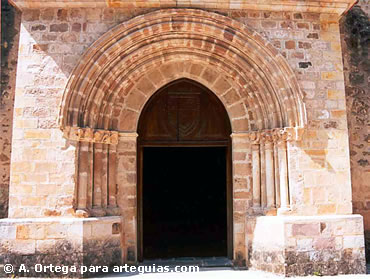 Una de las portadas de tradici&oacute;n rom&aacute;nica de Santo Toribio de Li&eacute;bana. Cantabria