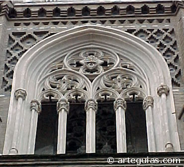 Ventanal g&oacute;tico en la cabecera de la Seo de Zaragoza