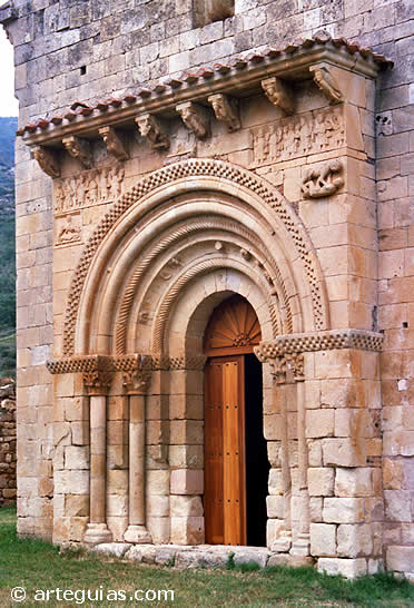 Portada de la iglesia de San Pedro de Tejada, con guardapolvos e impostas ajedrezadas