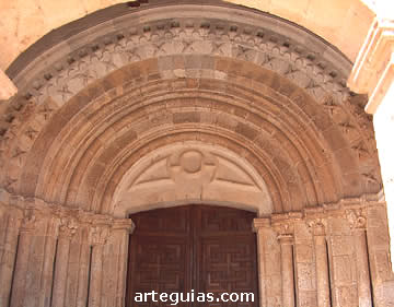 Puerta de la iglesia de Torregalindo