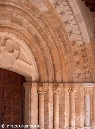Puerta de la iglesia de Torregalindo