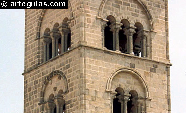 Ventanales del campanario rom&aacute;nico de Santa Mar&iacute;a la Mayor de Trujillo. C&aacute;ceres