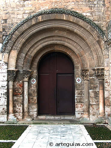 Puerta del Monasterio cluniacense de San Isidro de Due&ntilde;as (Monasterio de la Trapa)