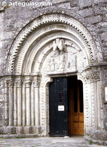 Portada del Monasterio de Nuestra Se&ntilde;ora de la Franqueira. Concello de A Ca&ntilde;iza (A Paradanta)