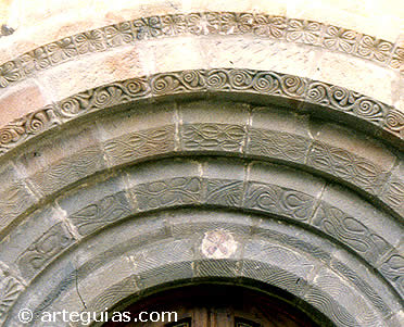 Decoraci&oacute;n de la portada de la iglesia de la Virgen de la Pe&ntilde;a de &Aacute;greda