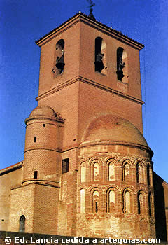 Potente iglesia de Aldeaseca de la Frontera, con &aacute;bside rom&aacute;nico mud&eacute;jar del siglo XIII y uno de los muchos ejemplos existentes en la Comarca de Pe&ntilde;aranda de Bracamonte, Salamanca