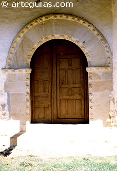 Puerta de la iglesia de Aldehuela de Calata&ntilde;azor