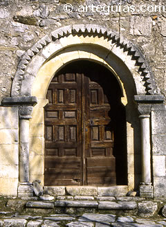portada occidental de la iglesia de Arganza (Comarca de Pinares, Soria)