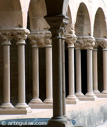 Arte de la Edad Media: claustro rm&aacute;nico - g&oacute;tico en Olite, Navarra