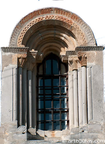 Espectacular ventanal rom&aacute;nico de la iglesia de Beluntza