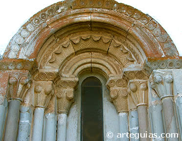 Ventanal de la iglesia de Beluntza, Cant&aacute;brica Alavesa