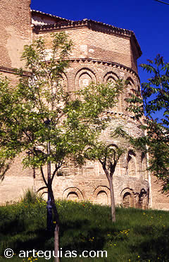 &Aacute;bside de la iglesia de Bobadilla del Campo (Tierra de Pinares de Valladolid)