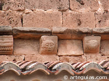 Canecillos rom&aacute;nicos en la iglesia de Bord&oacute;n (Teruel)