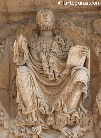 Carri&oacute;n de los Condes. Pantocr&aacute;tor en la iglesia de Santiago. Camino de Santiago