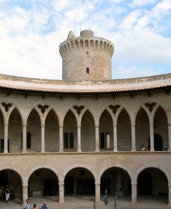 Patio interior g&oacute;tico del Castillo de Bellver, en Mallorca (Islas Baleares)
