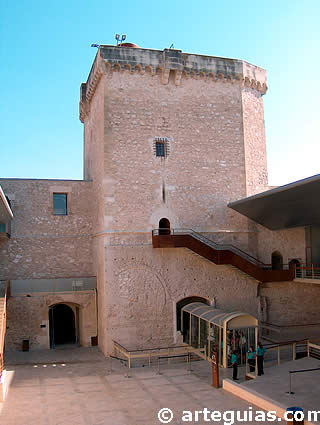Patio de armas y torre del homenaje del Castillo Palacio de Altamira de Elche
