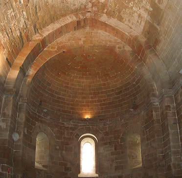 &aacute;bside rom&aacute;nico de la capilla del castillo templario de Monz&oacute;n