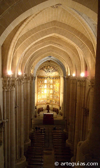 Interior de la nave central de la catedral vieja de Salamanca