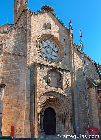 Fachada principal de la Catedral Vieja de Plasencia con su portada rom&aacute;nica