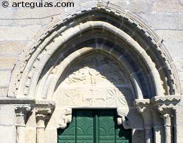 Puerta y t&iacute;mpano de la Iglesia de Santa Mar&iacute;a de Cela (Bueu, O Morrazo)