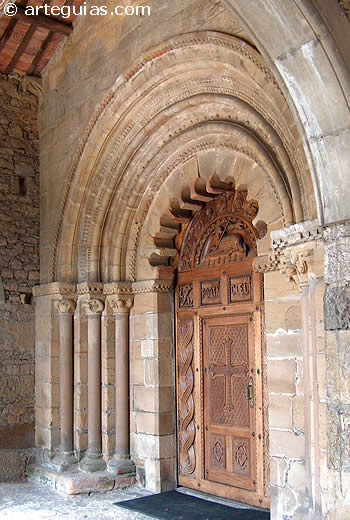 La portada de la iglesia de Cenero es una de las piezas m&aacute;s sobresalientes de la Comarca de Gij&oacute;n