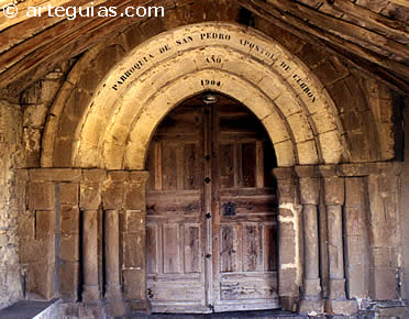 Portada de la iglesia de Cerb&oacute;n. Los dos &aacute;bsides de esta iglesia la convierte en la m&aacute;s importante de la Comarca de Tierras Altas-Valle del Tera