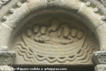 T&iacute;mpano de la iglesia de Cereixo con la imagen del traslado de l cuerpo de Santiago a Galicia