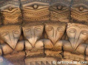Arquivolta con cabezas de picos, Cia&ntilde;o