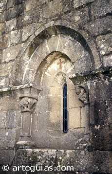 Ventanal de la Iglesia de San Pedro de Crecente. Comarca de A Paradanta