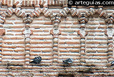 Arcos murales polilobulados de la torre mud&eacute;jar de Erustes (Comarca de Torrijos)
