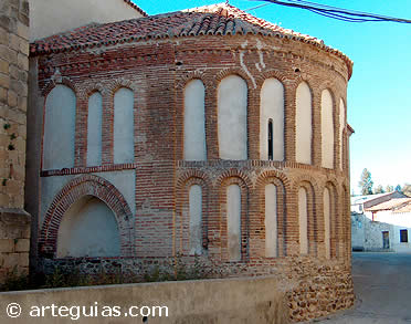 &Aacute;bside rom&aacute;nico mud&eacute;jar de la iglesia de La Asunci&oacute;n de Galisteo, junto a Plasencia