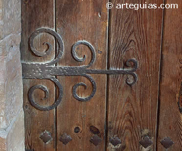 Herrajes rom&aacute;nicos en una puerta del castillo de Alca&ntilde;iz