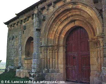 Fachada norte de la Ermita de Hinojosa de Duero. Obra del siglo XIII y joya del tardorrom&aacute;nico en la Comarca de Vitigudino, provincia de Salamanca