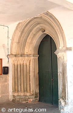 Puerta de la iglesia de Lezama. Cant&aacute;brica Alavesa