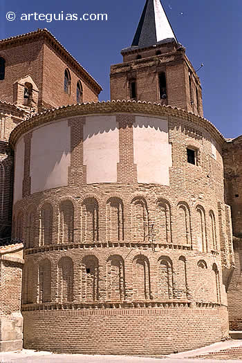 &Aacute;bside central de la iglesia de San Nicol&aacute;s. Madrigal