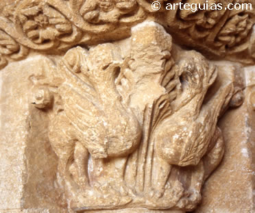 Grifos en uno de los capiteles de  Maj&aacute;n, una de las mejores iglesias cercanas a Almaz&aacute;n