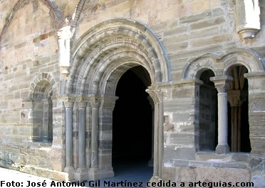 Entrada a la sala capitular del Monasterio de Carracedo