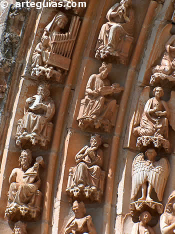 M&uacute;sicos medievales en la portada de la iglesia de Sasam&oacute;n. Burgos