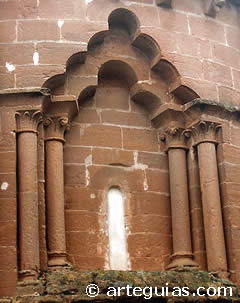 Ex&oacute;tico ventana de la iglesia de Navas de Bureba