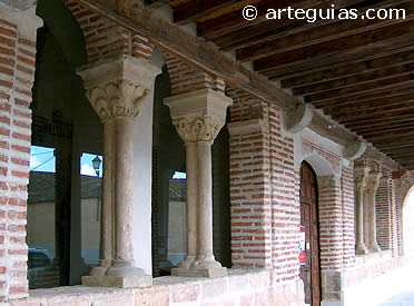 Galer&iacute;a porticada en la iglesia de Nieva. Segovia