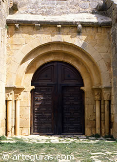 Puerta de la iglesia de Nolay