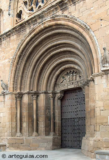 Enorme portada rom&aacute;nica de la iglesia de San Pedro, Olite. Navarra