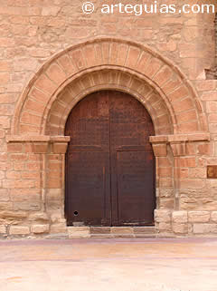 Portada de tradici&oacute;n rom&aacute;nica en la iglesia de Olocau del Rey (Castell&oacute;n)