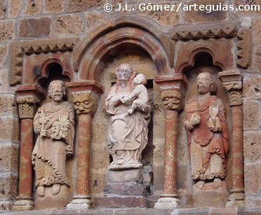 Esculturas del hastial de Piasca, en la Comarca de Li&eacute;bana, Cantabria
