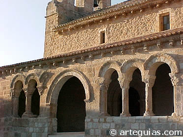 Iglesia porticada de San Gin&eacute;s, en Rejas de San Esteban