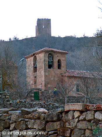 Iglesia y castillo, o dicho de otro modo: la cruz y la espada, s&iacute;mbolos de la reconquista y repoblaci&oacute;n cristiana durante siglos