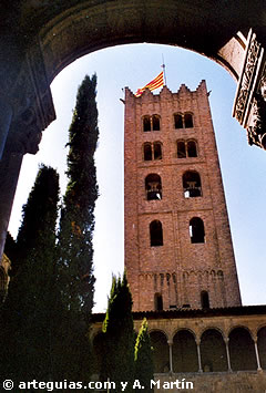 Monasterio de Ripoll. Campanario desde el claustro.