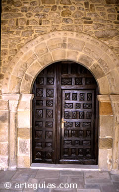La comarca de Tierras Altas  y Valle del Tera de Soria muestra un rom&aacute;nico cuantioso pero de car&aacute;cter muy popular, como demuestra esta portada de la iglesia de San Andr&eacute;s de Soria