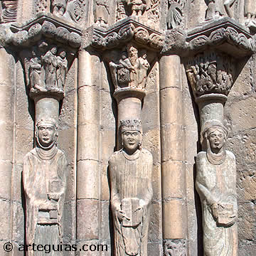 Detalle de la portada de la iglesia de Santa Mar&iacute;a la Real de Sang&uuml;esa
